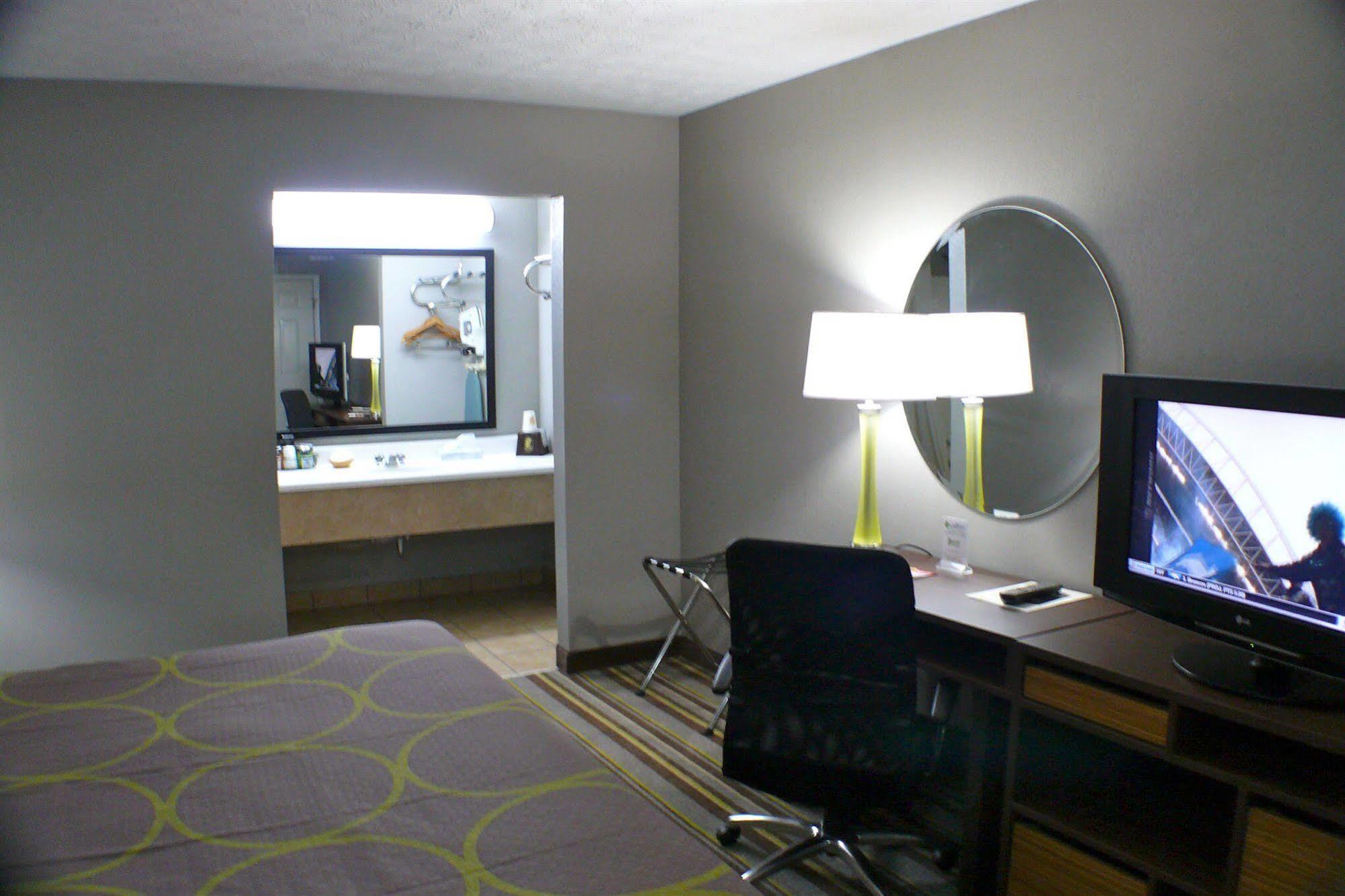 ซูเปอร์ 8 บาย วินด์แฮม ไวเทวิลล์ Hotel วิธวิลล์ ภายนอก รูปภาพ